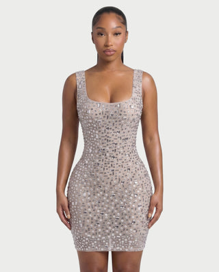 Vestido mini de malla con aberturas y detalle de cadena de JUVIA