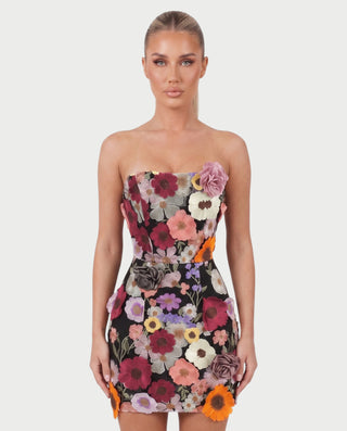 Vestido mini de malla con aberturas y detalle de cadena de JUVIA