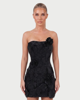 Vestido mini de malla con aberturas y detalle de cadena de JUVIA