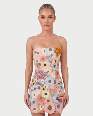Vestido mini de malla con aberturas y detalle de cadena de JUVIA