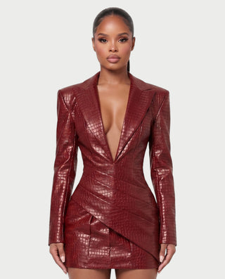 Vestido mini de malla con aberturas y detalle de cadena de JUVIA