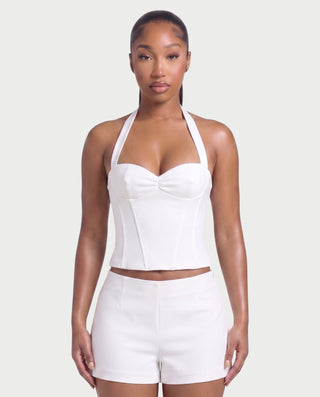 Vestido mini de malla con aberturas y detalle de cadena de JUVIA