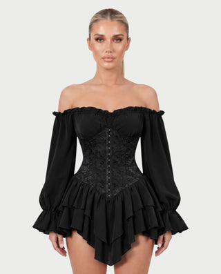 Vestido mini de malla con aberturas y detalle de cadena de JUVIA