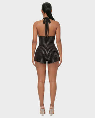 Vestido mini de malla con aberturas y detalle de cadena de JUVIA