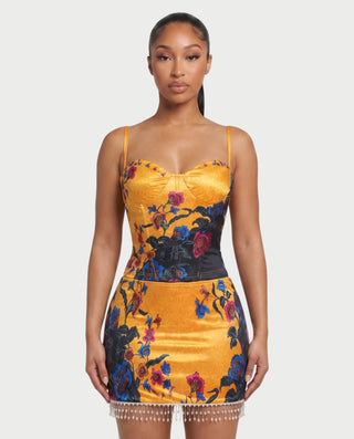 Vestido mini de malla con aberturas y detalle de cadena de JUVIA