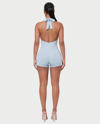Vestido mini de malla con aberturas y detalle de cadena de JUVIA