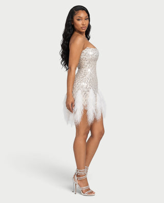 Vestido mini de malla con aberturas y detalle de cadena de JUVIA