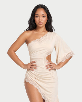 Vestido mini de malla con aberturas y detalle de cadena de JUVIA