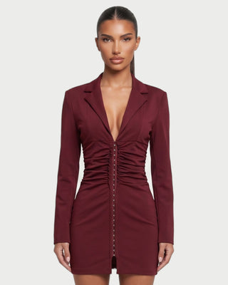 Vestido mini de malla con aberturas y detalle de cadena de JUVIA