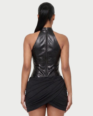 Vestido mini de malla con aberturas y detalle de cadena de JUVIA