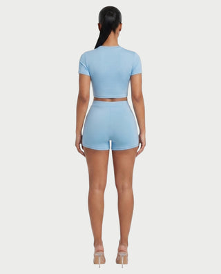 Vestido mini de malla con aberturas y detalle de cadena de JUVIA
