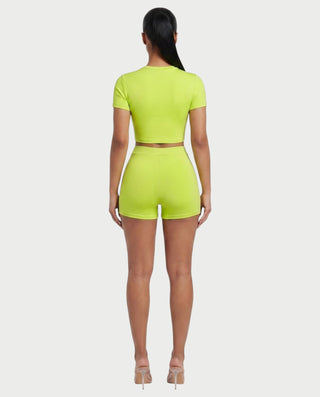 Vestido mini de malla con aberturas y detalle de cadena de JUVIA