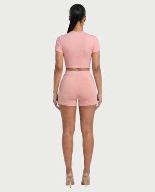 Vestido mini de malla con aberturas y detalle de cadena de JUVIA