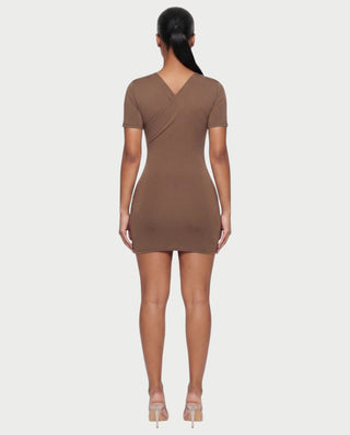Vestido mini de malla con aberturas y detalle de cadena de JUVIA
