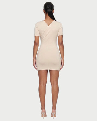 Vestido mini de malla con aberturas y detalle de cadena de JUVIA