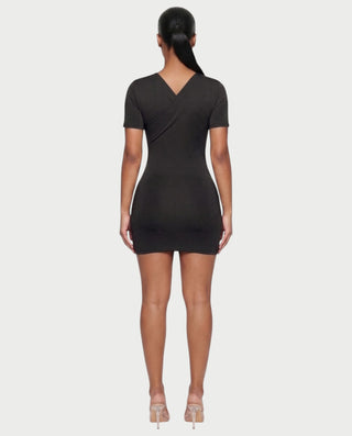 Vestido mini de malla con aberturas y detalle de cadena de JUVIA