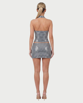 Vestido mini de malla con aberturas y detalle de cadena de JUVIA