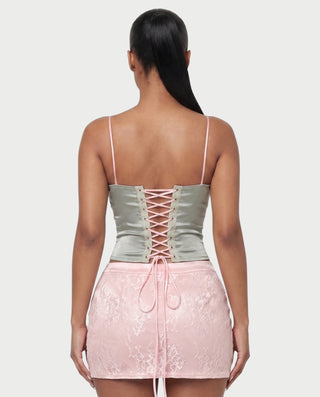 Vestido mini de malla con aberturas y detalle de cadena de JUVIA