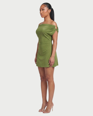 Vestido mini de malla con aberturas y detalle de cadena de JUVIA