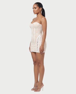Vestido mini de malla con aberturas y detalle de cadena de JUVIA
