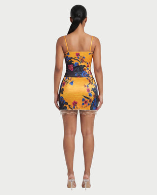 Vestido mini de malla con aberturas y detalle de cadena de JUVIA