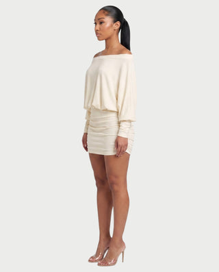 Vestido mini de malla con aberturas y detalle de cadena de JUVIA