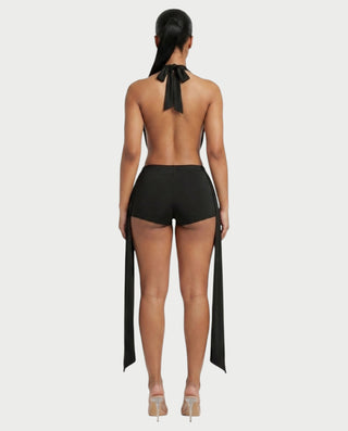 Conjunto de top halter y pantalones cortos con drapeado lateral de AVERILL 