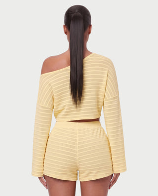 Vestido mini de malla con aberturas y detalle de cadena de JUVIA