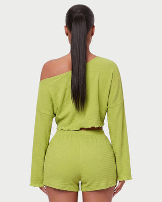 Vestido mini de malla con aberturas y detalle de cadena de JUVIA