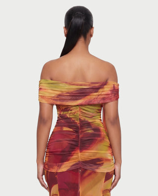 Vestido mini de malla con aberturas y detalle de cadena de JUVIA
