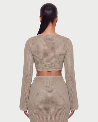 Vestido mini de malla con aberturas y detalle de cadena de JUVIA