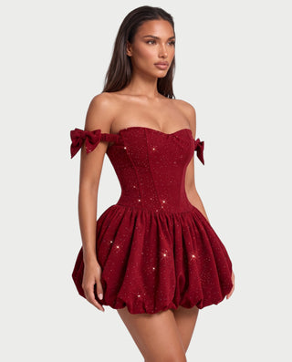 Vestido mini de malla con aberturas y detalle de cadena de JUVIA