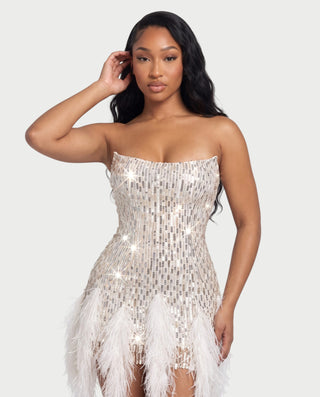 Vestido mini de malla con aberturas y detalle de cadena de JUVIA