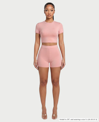 Vestido mini de malla con aberturas y detalle de cadena de JUVIA
