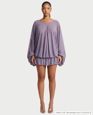 Vestido mini de malla con aberturas y detalle de cadena de JUVIA