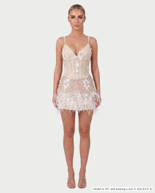 Vestido mini de malla con aberturas y detalle de cadena de JUVIA