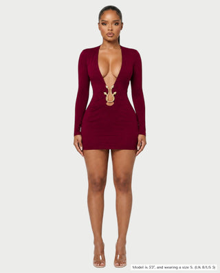 Vestido mini de malla con aberturas y detalle de cadena de JUVIA