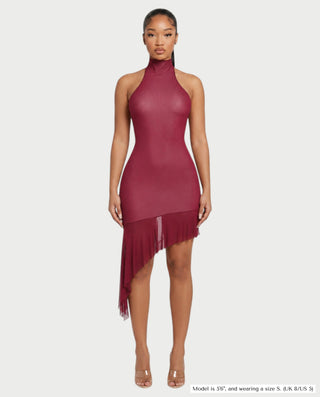 Vestido mini de malla con aberturas y detalle de cadena de JUVIA