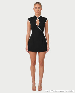 Vestido mini de malla con aberturas y detalle de cadena de JUVIA