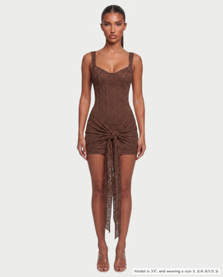 Vestido mini de malla con aberturas y detalle de cadena de JUVIA