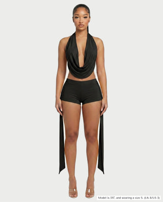 Conjunto de top halter y pantalones cortos con drapeado lateral de AVERILL 