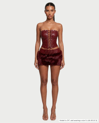 Vestido mini de malla con aberturas y detalle de cadena de JUVIA