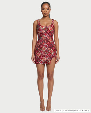 Vestido mini de malla con aberturas y detalle de cadena de JUVIA