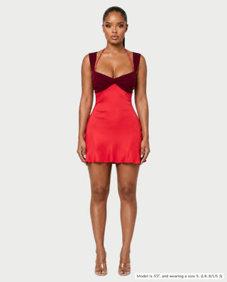 Vestido mini de malla con aberturas y detalle de cadena de JUVIA