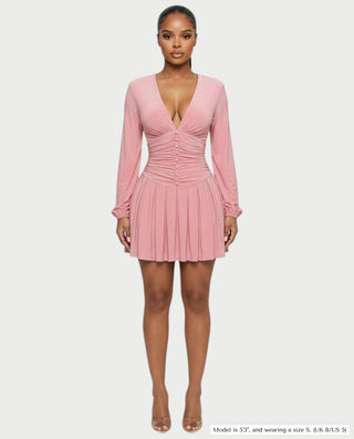 Vestido mini de malla con aberturas y detalle de cadena de JUVIA