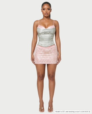 Vestido mini de malla con aberturas y detalle de cadena de JUVIA