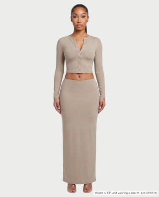 Vestido mini de malla con aberturas y detalle de cadena de JUVIA