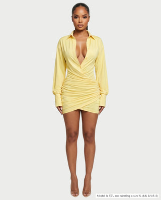 Vestido mini de malla con aberturas y detalle de cadena de JUVIA