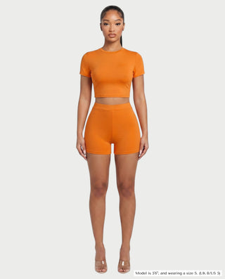 Vestido mini de malla con aberturas y detalle de cadena de JUVIA