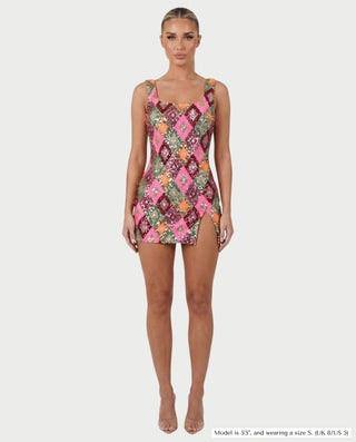 Vestido mini de malla con aberturas y detalle de cadena de JUVIA